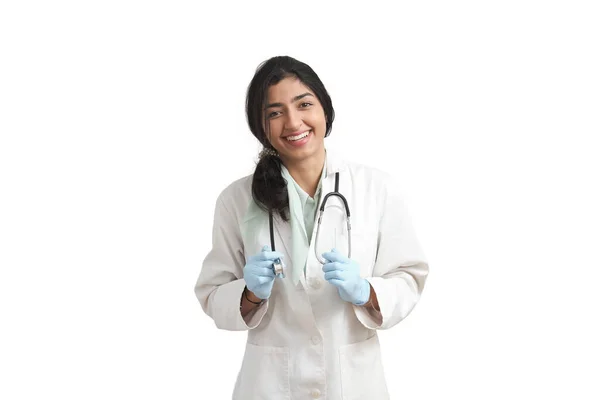 年轻的委内瑞拉女医生看着相机笑着 在白色背景下被隔离 — 图库照片
