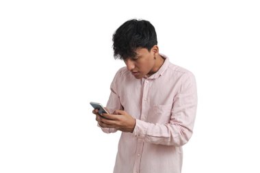 Genç Perulu adam akıllı telefonu kullanırken şaşırdı. Beyaz arkaplan üzerinde izole edilmiş.