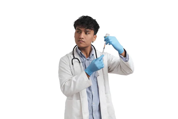 Молодий Перуанський Лікар Який Готує Дозу Вакцини Ізольовані Білому Тлі — стокове фото