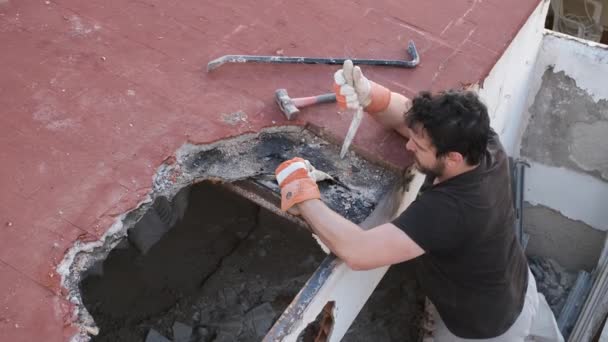 Delikanlı Evin Çatısının Eski Asfalt Zarını Çıkarıyor Yenileme — Stok video