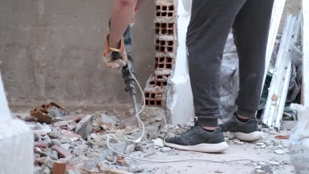 无法辨认的工人用手提钻钻钻在墙上 建筑工地 — 图库视频影像