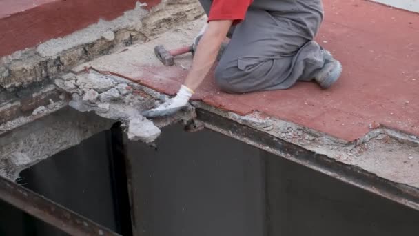 Homem Irreconhecível Puxando Telhado Uma Casa Para Baixo Usando Martelo — Vídeo de Stock