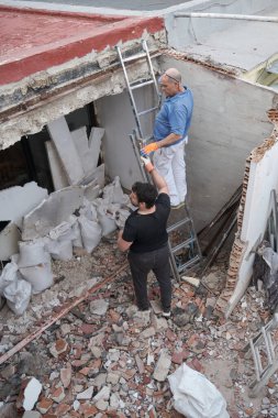 İnşaat evinde çalışan iki duvarcı..