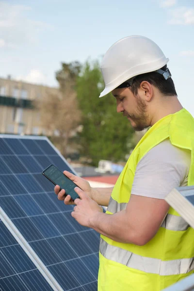Tecnico Che Utilizza App Smartphone Controllo Della Centrale Solare Fotovoltaica — Foto Stock