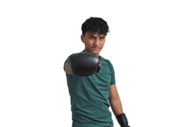 Küstah bakışlı genç Perulu boksör. Beyaz arkaplan üzerinde izole edilmiş.