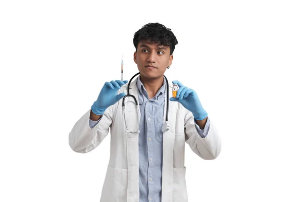 Młody Peruwiański Lekarz Trzymający Strzykawkę Fiolkę Izolacja Białym Tle — Zdjęcie stockowe