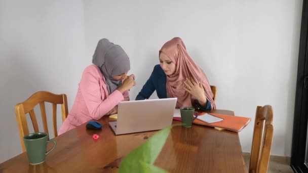 Dvě Muslimky Hidžábu Pracující Laptopu Podnikatelka Práci — Stock video