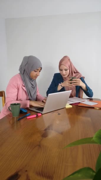 Duas Estudantes Universitárias Muçulmanas Vestindo Hijab Estudando Depois Aula Marrocos — Vídeo de Stock