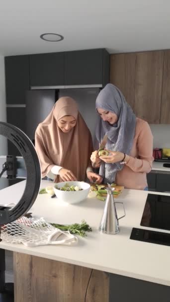 Dos Bloggers Musulmanes Preparando Una Ensalada Grabando Video Cocina Moderna — Vídeos de Stock
