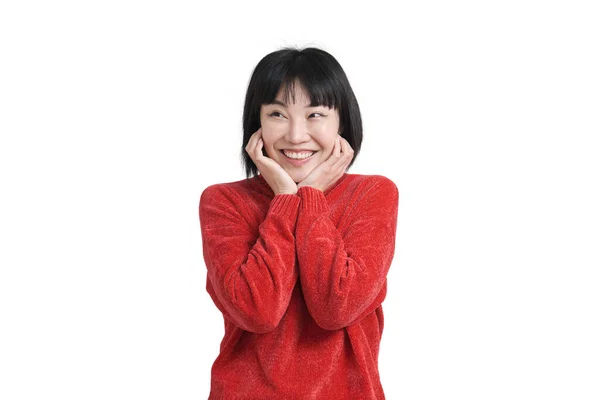 Νεαρή Ασιάτισσα Χαμογελά Και Αγγίζει Πρόσωπό Της Φορώντας Χειμωνιάτικο Κόκκινο — Φωτογραφία Αρχείου