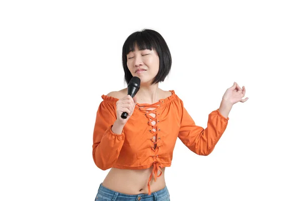 Jovem Mulher Asiática Cantando Com Microfone Isolado Fundo Branco — Fotografia de Stock
