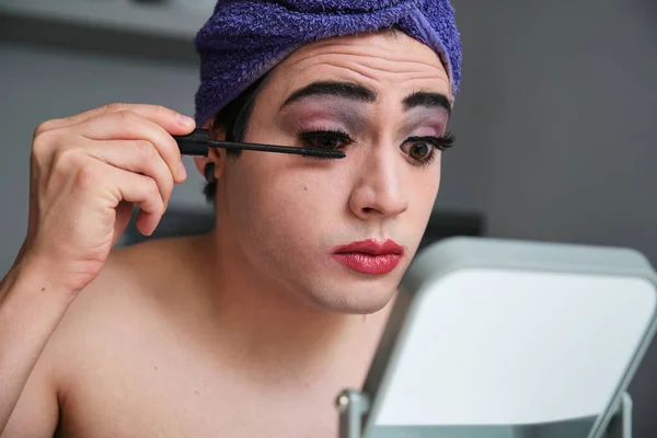 Mladý Transgender Muž Nanáší Oční Řasenku Sprše Ručníkem Hlavě — Stock fotografie