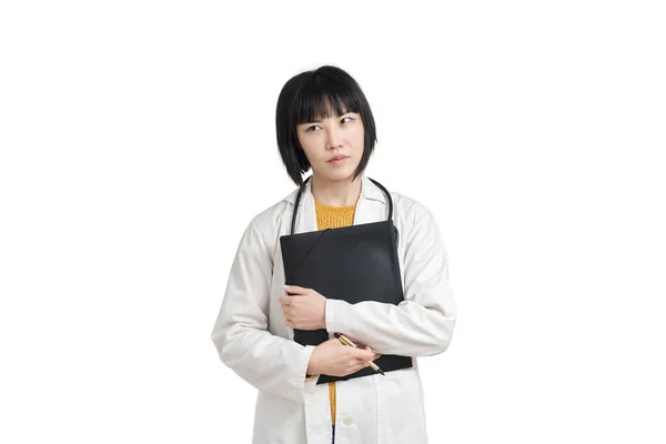 Молода Азіатська Жінка Лікар Мислення Ручкою Текою Ізольована Білому Тлі — стокове фото