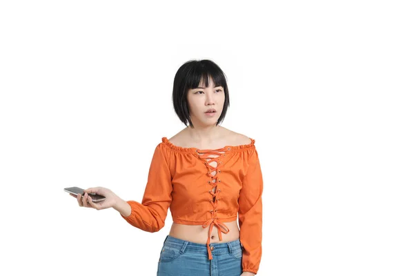 Genç Asyalı Kadın Beyaz Arka Planda Izole Edilmiş Akıllı Telefonunu — Stok fotoğraf