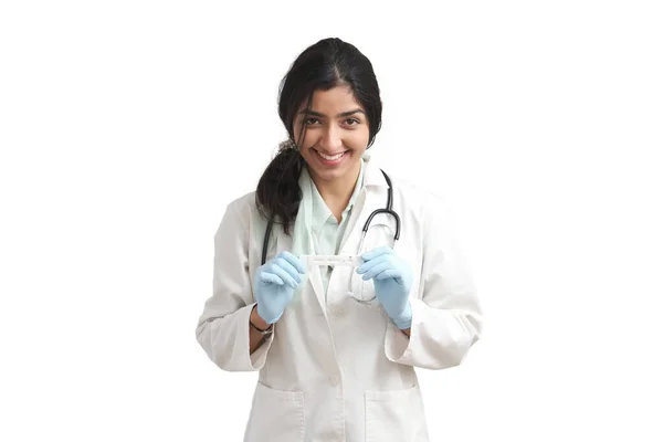 若いベネズエラの女性医師はCovid 19陰性抗原検査を示した 白地に隔離された — ストック写真