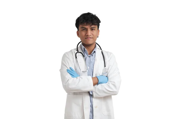 Jovem Peruano Médico Masculino Com Braços Cruzados Olhando Para Câmera — Fotografia de Stock