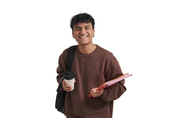 Νεαρός Περουβιανός Φοιτητής Γελάει Κρατάει Φακέλους Σακίδιο Και Καφέ Απομονωμένα — Φωτογραφία Αρχείου