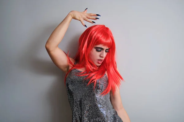 Retrato Macho Fluido Género Con Peluca Roja Bailando Sobre Fondo —  Fotos de Stock