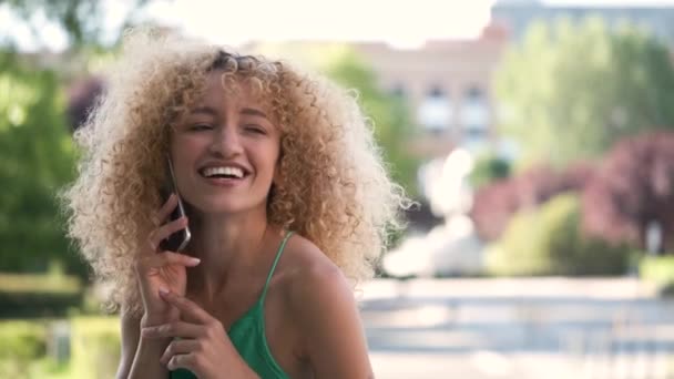 Портрет Молодой Бразильской Женщины Говорящей Смартфоне Смеющейся — стоковое видео