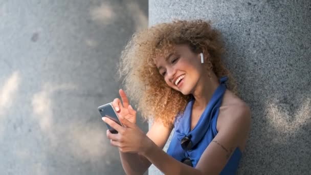 Портрет Молодой Бразильской Женщины Которая Выбирает Песню Телефону Танцует Летний — стоковое видео