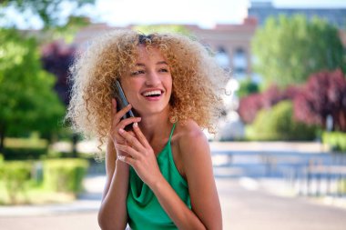 Akıllı telefondan konuşan Brezilyalı genç bir kadının portresi..