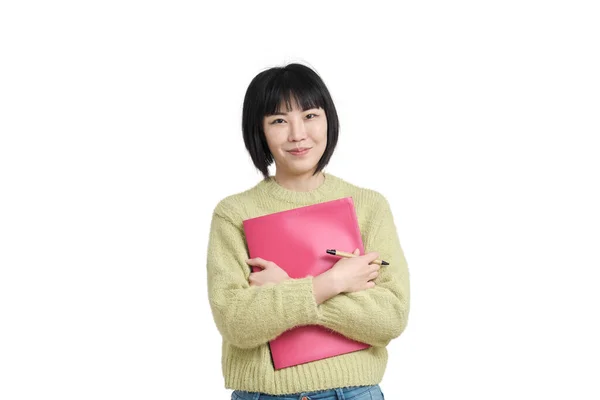 若いアジアの学生の女性は笑顔とカメラを見て 冬の緑のセーターを着て 白い背景に隔離された — ストック写真