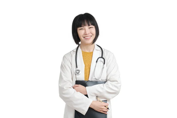 Genç Asyalı Kadın Doktor Gülümseyip Kameraya Bakıyor Beyaz Arka Planda — Stok fotoğraf