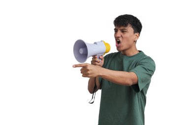 Genç Perulu adam megafonla bağırıyor ve işaret ediyor. Beyaz arkaplan üzerinde izole edilmiş.