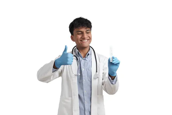Молоді Перуанські Чоловіки Лікарі Тримають Негативний Тест Ковідо Антиген Ізольовані — стокове фото