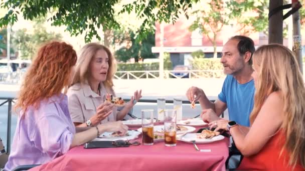 Amigos Maduros Comiendo Pizza Hablando Juntos Restaurante Grupo Personas Una — Vídeo de stock