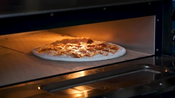 Pepperoni Pizza Koken Oven Een Keuken Van Het Restaurant Pizzeria — Stockvideo