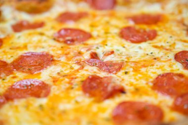 Taze pişmiş pepperonili pizzayı yakın plan. PIzza arkaplanı.