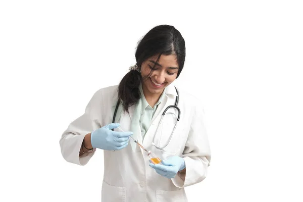 年轻的委内瑞拉女医生正在准备注射疫苗 在白色背景下被隔离 — 图库照片