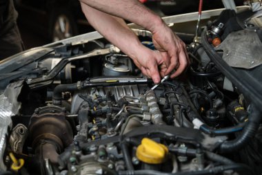 Tamirci ellerini araba servisi ve bakım için kapat. Mekanik atölyesi.