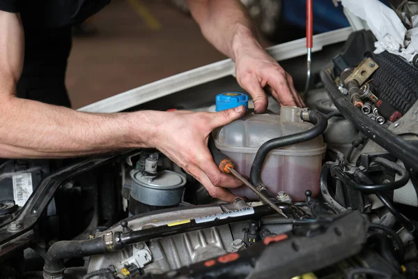 Auto Mechanik Ruce Nahrazující Nemrznoucí Kontejner Workshop Mechaniky — Stock fotografie