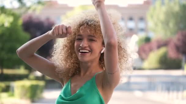 Portrait Young Brazilian Woman Wearing Earphones Listening Music Dancing Summer — Stok Video