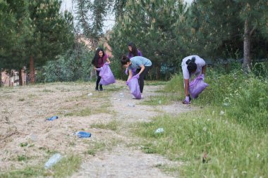 Doğadaki çöpleri toplayan bir grup çok ırklı aktif kadın. Günlük tutma kavramı.