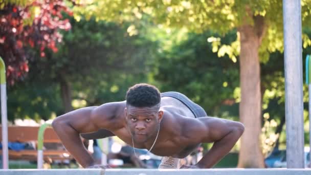 Young Fit Shirtless Black Man Doing Push Ups Outdoors Sunny — Vídeo de Stock