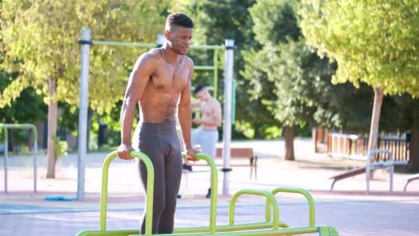 Young Fit Shirtless Black Man Doing Calisthenics Workout Parallel Bars — Αρχείο Βίντεο