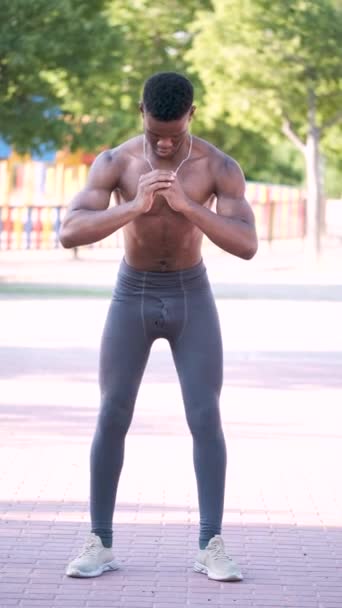 Young Fit Shirtless Black Man Doing Squats Outdoors Sunny Summer — ストック動画
