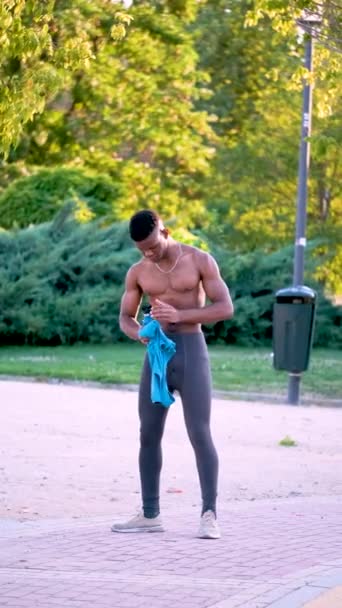 Portrait Young Fit Shirtless Black Man Drinking Water Park Outdoors — Stockvideo