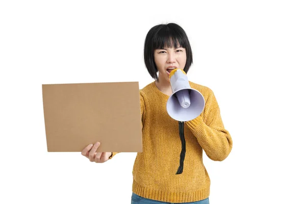 Młoda Azjatka Krzyczy Przez Megafon Trzymając Sztandar Odizolowana Białym Tle — Zdjęcie stockowe