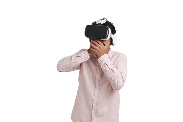 Mladý Peruánský Muž Užasle Nosil Sluchátka Virtuální Reality Izolované Přes — Stock fotografie