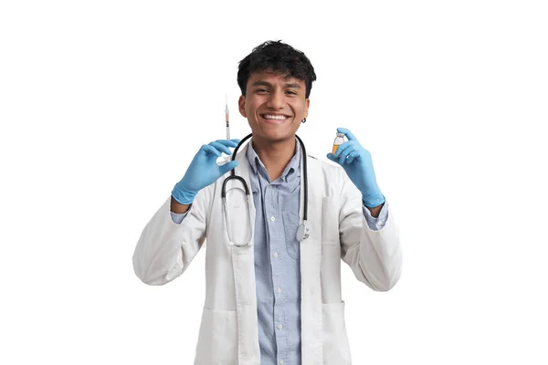 Молодий Перуанський Лікар Посміхаючись Тримає Шприц Флакон Ізольовані Білому Тлі — стокове фото