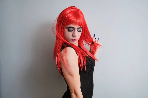 Πορτραίτο Του Τρανσέξουαλ Κοιτάει Κάτω Φορώντας Κόκκινη Περούκα Γκρι Φόντο — Φωτογραφία Αρχείου