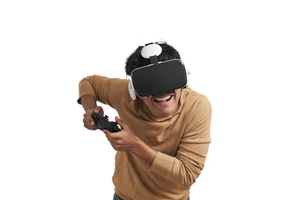 年轻的波斯人拿着操纵杆和耳机玩电子游戏 在白色背景下被隔离 — 图库照片