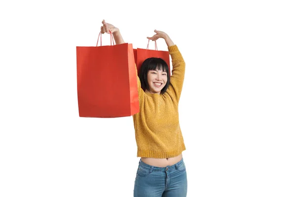 Jovem Mulher Asiática Sorrindo Segurando Sacos Compras Isolado Fundo Branco — Fotografia de Stock