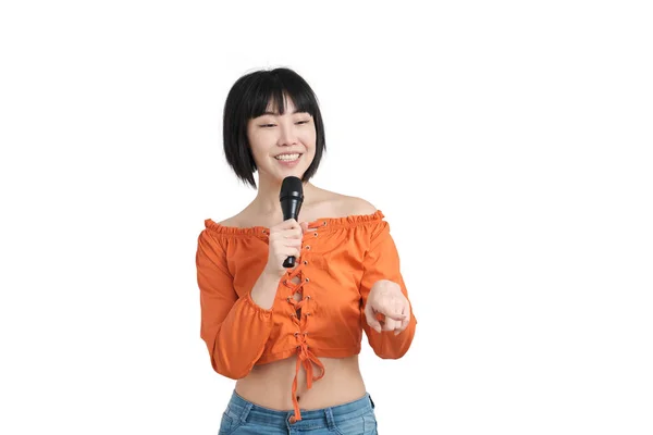Молода Азіатка Розмовляє Мікрофоні Вказує Ізольована Білому Тлі — стокове фото