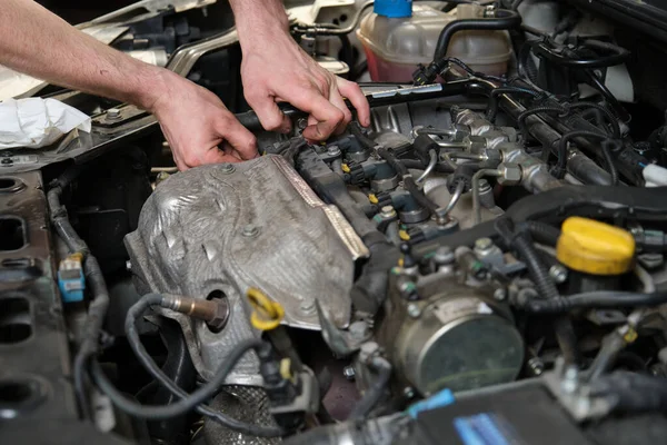 Car Mechanic Hands Replacing Camshaft Position Sensor Mechanics Workshop — Stock fotografie