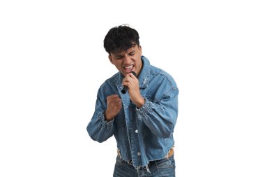 Genç Perulu bir adam mikrofonla şarkı söylüyor. Beyaz arkaplan üzerinde izole edilmiş.